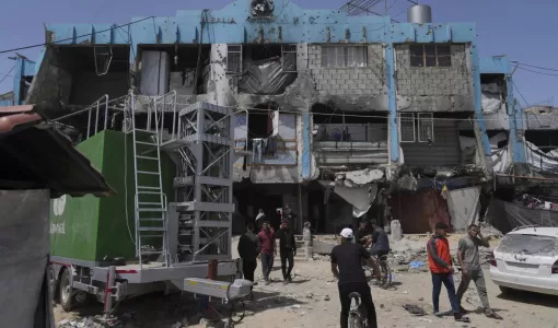 فلسطينيون يتفقدون مبنى الأمم المتحدة بعد تعرضه لقصف إسرائيلي في جباليا شمال قطاع غزة فلسطينيون يتفقدون مبنى الأمم المتحدة بعد تعرضه لقصف إسرائيلي في جباليا شمال قطاع غزة 2/4/2025 | المصدر: أسوشييتد برس