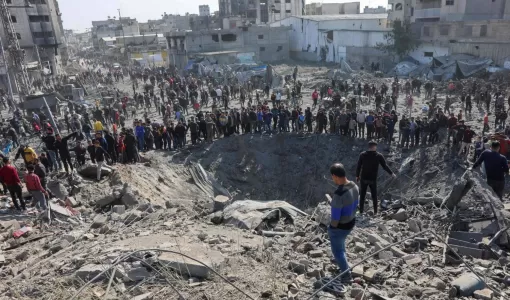 فلسطينيون يتجمعون حول حفرة كبيرة أحدثتها غارة للاحتلال على ورشة حدادة في حي الزيتون بمدينة غزة فلسطينيون يتجمعون حول حفرة كبيرة أحدثتها غارة للاحتلال على ورشة حدادة في حي الزيتون بمدينة غزة 13/4/2025 | المصدر: وكالة الأنباء الفرنسية