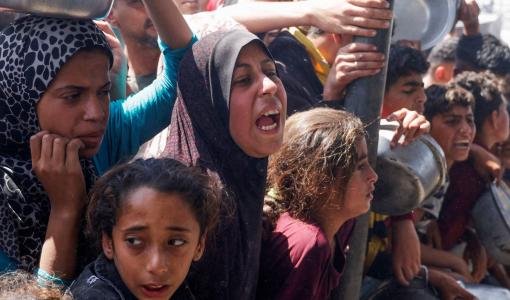 غزيون ينتظرون وجبات طعام خيرية في خانيونس جنوب غزة غزيون ينتظرون وجبات طعام خيرية في خانيونس جنوب غزة 29/4/2025 | المصدر: رويترز