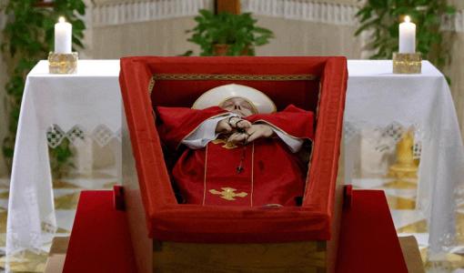 جثمان بابا الفاتيكان الراحل فرانسيس الأول مسجى في كاتدرائية القديس بطرس