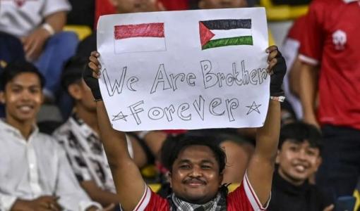 مشجع أندونيسي يرفع لافتة تعبر عن دعمه لفلسطين | أرشيفية