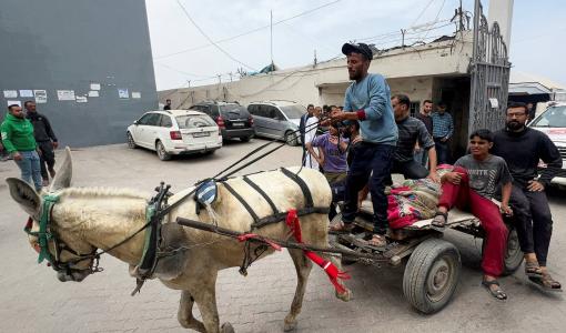 نقل جثمان شهيد فلسطيني على عربة يجرها حمار عقب غارة إسرائيلية على مستشفى في مدينة غزة | المصدر: رويترز
