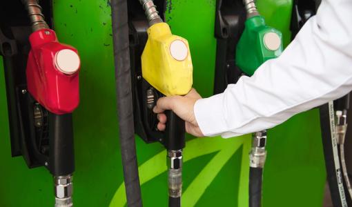 صورة تعبيرية لرجل يعبئ سيارته من محطة للسيارات | المصدر: freepik