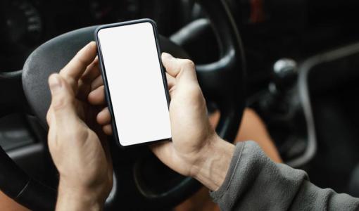 رجل يمسك الهاتف خلال القيادة رجل يمسك الهاتف خلال القيادة | المصدر: freepik