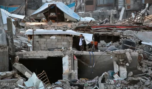 رجل يقف وسط أنقاض مباني دمرها العدوان الإسرائيلي في جباليا شمال قطاع غزة رجل يقف وسط أنقاض مباني دمرها العدوان الإسرائيلي في جباليا شمال قطاع غزة | المصدر: وكالة الأنباء الفرنسية