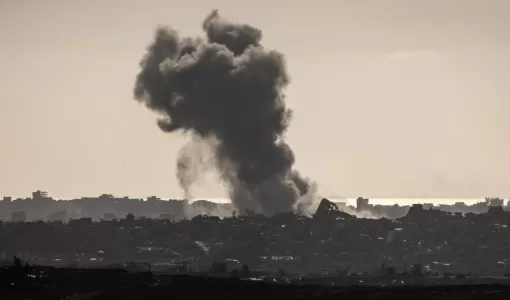 الدخان متصاعد إثر قصف الاحتلال على شمال قطاع غزة الدخان متصاعد إثر قصف الاحتلال على شمال قطاع غزة 19/5/2025 | المصدر: وكالة الأنباء الفرنسية