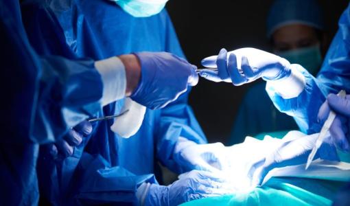 أطباء خلال إجراء عملية جراحية أطباء خلال إجراء عملية جراحية | تعبيرية