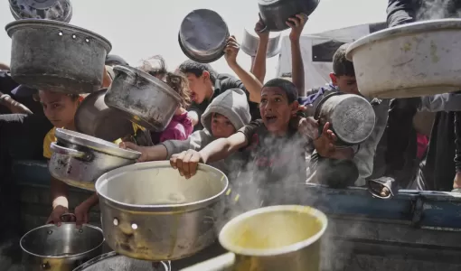 أطفال غزيون يحاولون الحصول على طعام في خانيونس أطفال غزيون يحاولون الحصول على طعام في خانيونس 3/5/2025 | المصدر: أسوشييتد برس