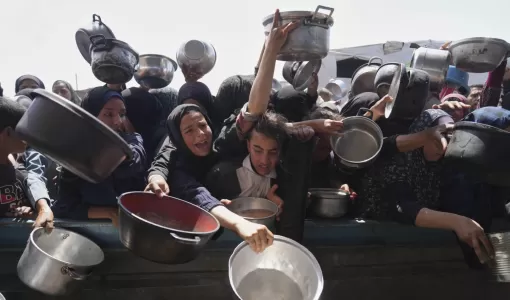 فلسطينيون يحاولون الحصول على الطعام من مطبخ مجتمعي في خانيونس فلسطينيون يحاولون الحصول على الطعام من مطبخ مجتمعي في خانيونس | المصدر: أسوشييتد برس