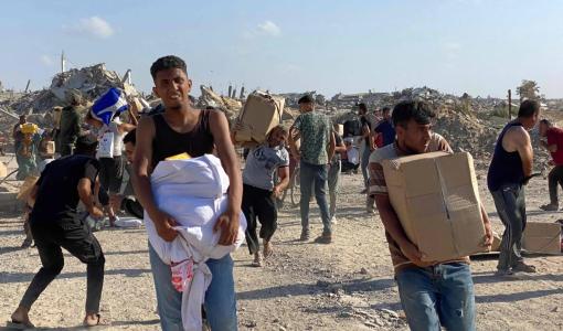 فلسطينيون يحملون مساعدات بالقرب من مركز توزيع مساعدات تديره «مؤسسة إغاثة غزة» المدعومة من واشنطن في رفح جنوب قطاع غزة فلسطينيون يحملون مساعدات بالقرب من مركز توزيع مساعدات تديره «مؤسسة إغاثة غزة» المدعومة من واشنطن في رفح جنوب قطاع غزة 27/5/2025 | المصدر: وكالة الأنباء الفرنسية