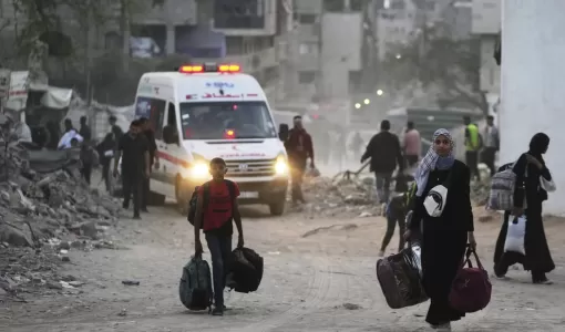 فلسطينيون يخلون منازلهم بعد إصدار الاحتلال أوامر بإخلاء مدارس ومستشفى في حي الرمال بمدينة غزة فلسطينيون يخلون منازلهم بعد إصدار الاحتلال أوامر بإخلاء مدارس ومستشفى في حي الرمال بمدينة غزة 14/5/2025 | المصدر: أسوشييتد برس