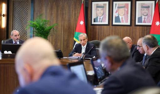 جعفر حسان وأيمن الصفدي خلال جلسة مجلس الوزراء 18/5/2025 | المصدر: رئاسة الوزراء