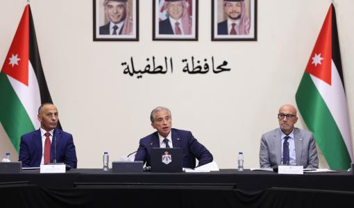 رئيس الوزراء جعفر حسان خلال جلسة للحكومة في محافظة الطفيلة 26/5/2025 | المصدر: رئاسة الوزراء