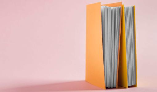 كتابان صور تعبيرية لكتابين | المصدر: freepik