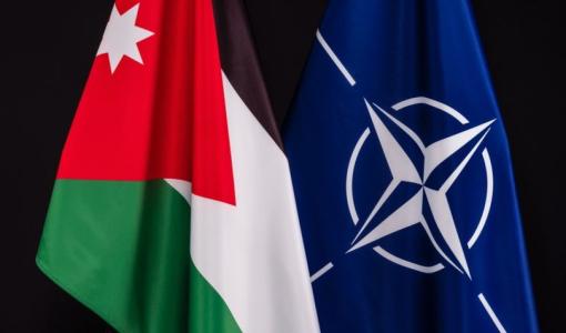 علم الأردن وعلم حلف الناتو علم الأردن وعلم حلف الناتو