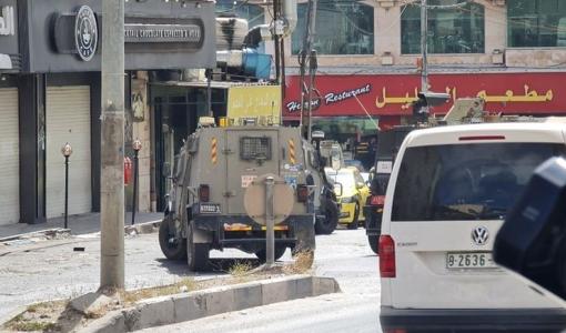 من مداهمة الاحتلال محل الخليج للصرافة في رأس الجورة بمدينة الخليل من مداهمة الاحتلال محل الخليج للصرافة في رأس الجورة بمدينة الخليل 27/5/2025 | المصدر: فلسطين بوست