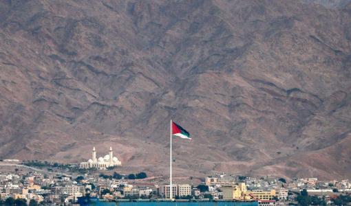 منظر عام من مدينة العقبة ويظهر علم الثورة العربية الكبرى على سارية منظر عام من مدينة العقبة ويظهر علم الثورة العربية الكبرى على سارية