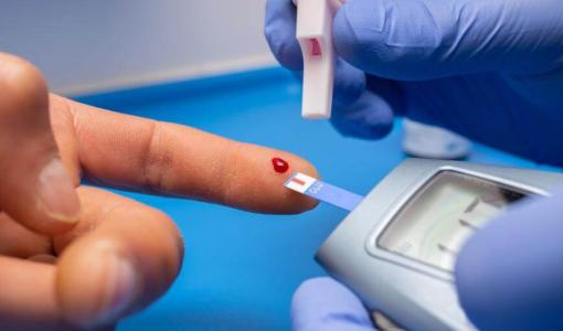 مريض يجري فحصا للسكري | المصدر: freepik