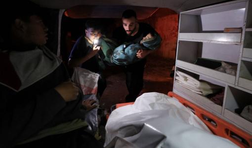 مسعف يحمل جثة طفل فلسطيني بعد استهداف الاحتلال مدرسة فهمي جرجاوي في حي الدرج بمدينة غزة مسعف يحمل جثة طفل فلسطيني بعد استهداف الاحتلال مدرسة فهمي جرجاوي في حي الدرج بمدينة غزة 26/5/2025 | المصدر: رويترز