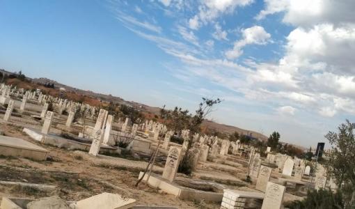 قبور في مقبرة سحاب الإسلامية