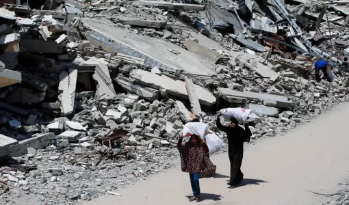 سيدتان تسيران وسط أنقاض المنازل المدمرة بسبب العدوان الإسرائيلي على مدينة غزة سيدتان تسيران وسط أنقاض المنازل المدمرة بسبب العدوان الإسرائيلي على مدينة غزة 20/5/2025 | المصدر: رويترز