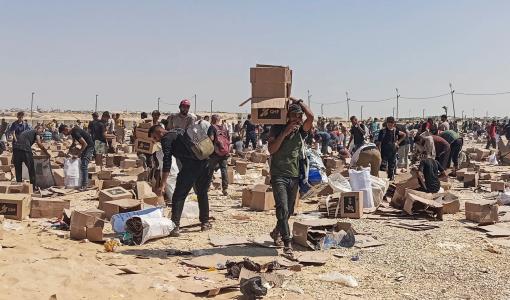 فلسطينيون في محيط احد مراكز توزيع المساعدات في قطاع غزة 7/5/2025 | المصدر : رويترز