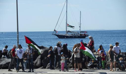 السفينة مادلين المتجهة إلى غزة خلال إبحارها قرب الشواطئ الإيطالية