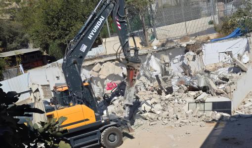 آليات الاحتلال تهدم منزلا في وقت سابق بالقدس المحتلة آليات الاحتلال تهدم منزلا في وقت سابق بالقدس المحتلة