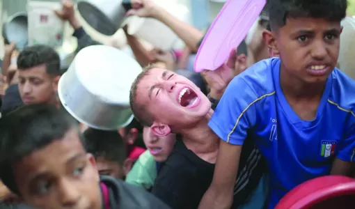 أطفال فلسطينيون ينتظرون الطعام عند نقطة توزيع في النصيرات وسط قطاع غزة أطفال فلسطينيون ينتظرون الطعام عند نقطة توزيع في النصيرات وسط قطاع غزة 11/6/2025 | المصدر: وكالة الأنباء الفرنسية