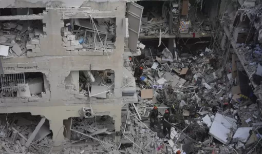 آثار الدمار في منطقة بالقرب من تل أبيب بعد إطلاق صاروخ من إيران 15/6/2025 | المصدر: أسوشييتد برس