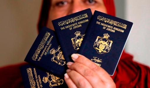 صورة تعبيرية | سيدة تحمل جوازات سفر أردنية
