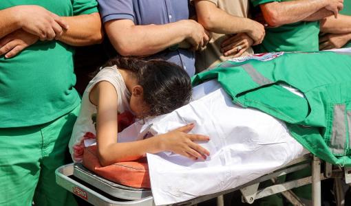 فتاة تودع  أحد أقربائها الذي استشهد في غارة إسرائيلية على حي التفاح في حي الشيخ رضوان بمدينة غزة فتاة تودع  أحد أقربائها الذي استشهد في غارة إسرائيلية على حي التفاح في حي الشيخ رضوان بمدينة غزة | المصدر: وكالة الأنباء الفرنسية