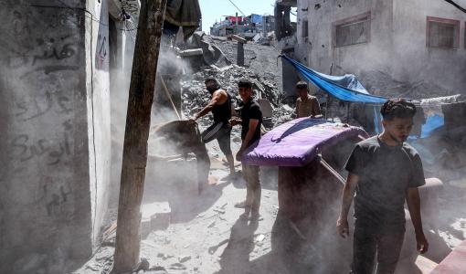 غزيون يتفقدون أنقاض مبنى دمره قصف إسرائيليٍ على مخيم البريج للاجئين الفلسطينيين وسط قطاع غزة غزيون يتفقدون أنقاض مبنى دمره قصف إسرائيليٍ على مخيم البريج للاجئين الفلسطينيين وسط قطاع غزة | المصدر: وكالة الأنباء الفرنسية