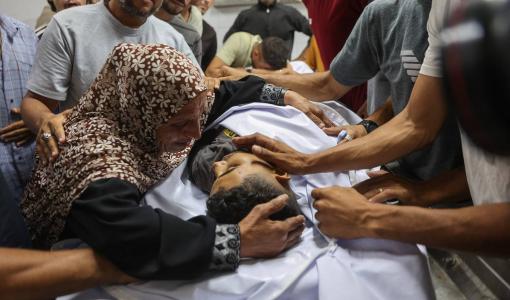 غزيون يودعون شهيدا استهدفه الاحتلال خلال توجهه للحصول على مساعدات غزيون يودعون شهيدا استهدفه الاحتلال خلال توجهه للحصول على مساعدات | المصدر: وكالة الأنباء الفرنسية