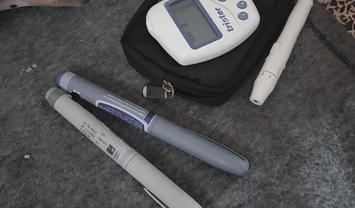 جهاز فحص سكري لأحد المرضى في غزة | المصدر: الجزيرة