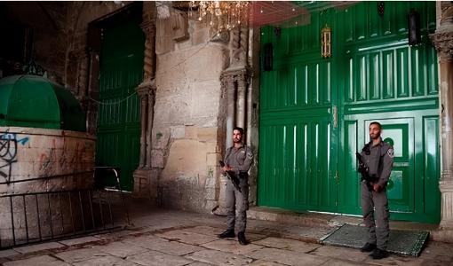 جنديان من جيش الاحتلال يقفان أمام إحدى بوابات المسجد الأقصى بعد إغلاقها جنديان من جيش الاحتلال يقفان أمام إحدى بوابات المسجد الأقصى بعد إغلاقها | أرشيفية