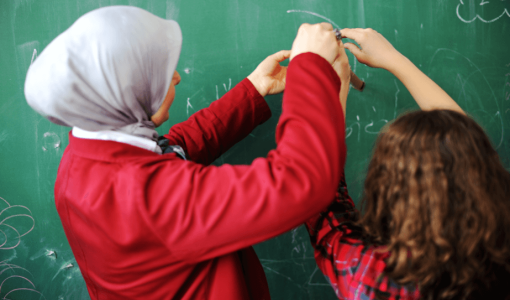 معلمة وطالبة خلال حصة دراسية | تعبيرية freepik