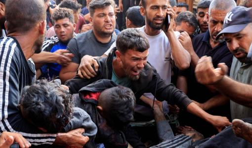 مصابون وشهداء بعد قصف الاحتلال لهم وهم ينتظرون مساعدات غذائية في خانيونس بجنوب قطاع غزة مصابون وشهداء بعد قصف الاحتلال لهم وهم ينتظرون مساعدات غذائية في خانيونس بجنوب قطاع غزة 17/6/2025 | المصدر: رويترز