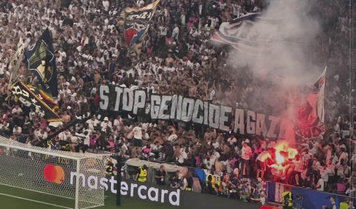 مشجعو نادي باريس سان جيرمان يرفعون لافتة تطالب بوقف الحرب الإسرائيلية على غزة