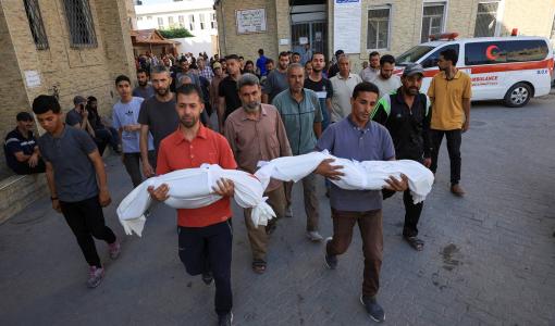 مشيعون يحملون جثامين أطفال فلسطينيين استشهدوا في غارة إسرائيلية على منزل في شمال غزة مشيعون يحملون جثامين أطفال فلسطينيين استشهدوا في غارة إسرائيلية على منزل في شمال غزة  | المصدر: رويترز