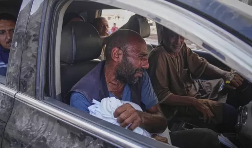 رجل يحمل جثة طفل استشهد في غارة إسرائيلية استهدفت مدرسة في شمال قطاع غزة رجل يحمل جثة طفل استشهد في غارة إسرائيلية استهدفت مدرسة في شمال قطاع غزة 27/6/2025 | المصدر: أسوشييتد برس