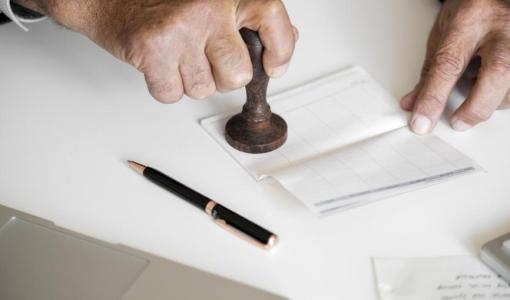 رجل يختم أوراقا رجل يختم أوراقا | تعبيرية freepik