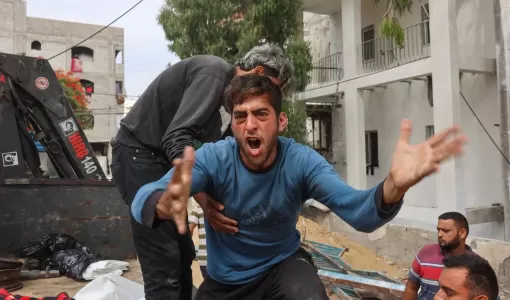 شاب فلسطيني استشهد أفراد من عائلته في غارات إسرائيلية على جباليا شمال غزة شاب فلسطيني استشهد أفراد من عائلته في غارات إسرائيلية على جباليا شمال غزة | المصدر: وكالة الأنباء الفرنسية