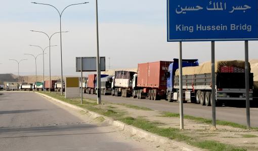صورة للوحة إرشادية بالقرب من جسر الملك حسين