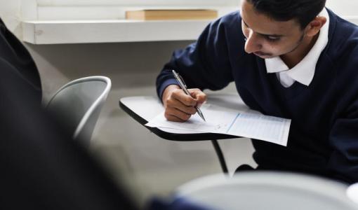 طالب خلال تقديم امتحان | تعبيرية Freepik