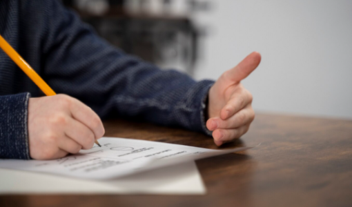 طالب يغش في أحد الامتحانات | تعبيرية freepik