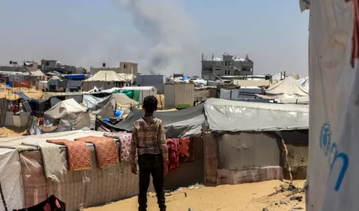 طفل فلسطيني ينظر إلى الدخان المتصاعد إثر قصف إسرائيلي على رفح طفل فلسطيني ينظر إلى الدخان المتصاعد إثر قصف إسرائيلي على رفح | المصدر: وكالة الأنباء الفرنسية