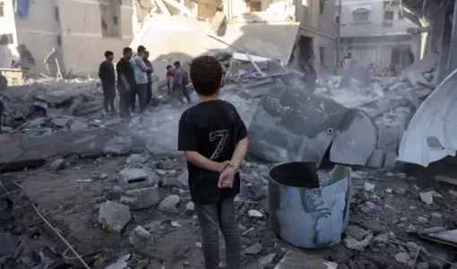 طفل غزي قرب دمار خلفته غارات الاحتلال طفل غزي قرب دمار خلفته غارات الاحتلال | المصدر: وكالة الأنباء الفرنسية