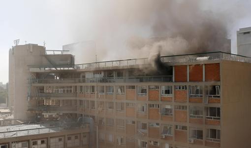 تصاعد الدخان من مستشفى سوروكا في أعقاب ضربة إيرانية 19/6/2025 | المصدر: وكالة الأنباء الفرنسية