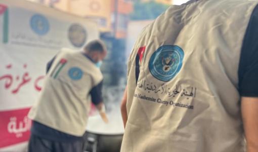 أفراد من الهيئة الخيرية الهاشمية خلال توزيع وجبات طعام ساخنة في شمال قطاع غزة أفراد من الهيئة الخيرية الهاشمية خلال توزيع وجبات طعام ساخنة في شمال قطاع غزة 16/7/2028 | المصدر: الهيئة الخيرية الهاشمية